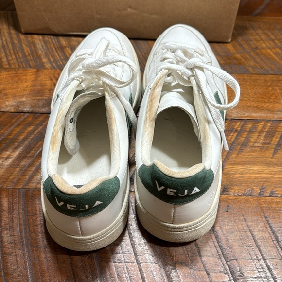 Veja V-12 Leather- Gender Inclusive- Extra White/Cypress - Picture 4 of 9